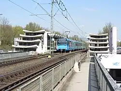 Verhoogde spoorlijn bij station Niddapark te Ginnheim