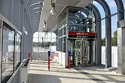 De toegang bij de loopbrug aan de oostzijde.