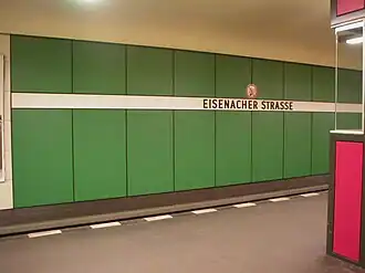 De groene wanden van station Eisenacher Straße symboliseren de bosrijke omgeving van de stad Eisenach.