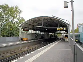 Perrons van station Prinzenstraße; rechts is een van de toegangsgebouwen te zien.