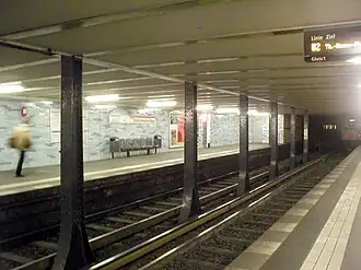 Perrons van station Ernst-Reuter-Platz met wegrijdende trein richting Ruhleben