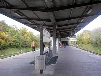 Perron van station Kienberg, gelegen in een uitgraving