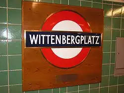 Roundel, het logo van de London Underground, in station Wittenbergplatz