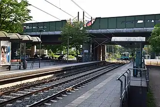 De U-Bahnlijn U7 stopt op het bovengrondse station Johanna-Tesch-Platz.