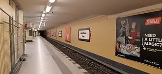 Het perron van station Jakob-Kaiser-Platz wordt gedomineerd door de kleur geel.