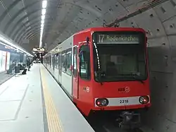 De Keulse U-Bahn Düwag Stadtbahnwagen B bij een hoog perron