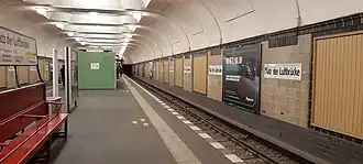 De perronhal van station Platz der Luftbrücke, een van de weinige Berlijnse metrostations zonder pilaren