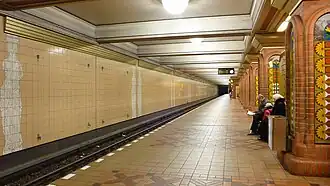 Perron van station Residenzstraße met kleurrijk gedecoreerde zuilen