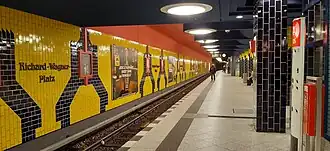 Station Richard-Wagner-Platz, versierd met scènes uit Wagners opera's