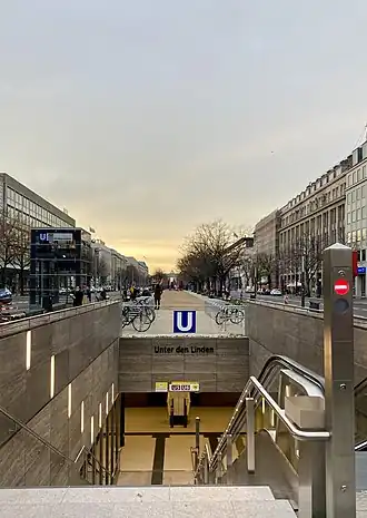 Ingang van het metrostation Unter der Linden op de gelijkmatige allee