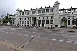 De oostgevel van het station.