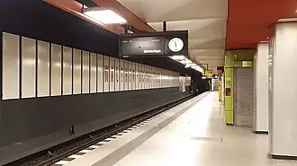 Het perron van station Walther-Schreiber-Platz heeft een op de oudste stations van de Berlijnse metro geïnspireerd dak.