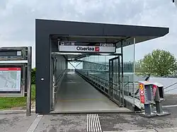 De toegang tot de loopbrug naast de thermen.