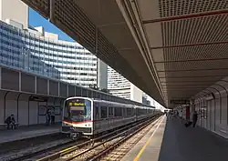 Metrostel type V in het station.