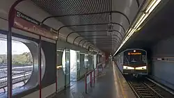 Het zuidelijke spoor en perron met metrostel type V.