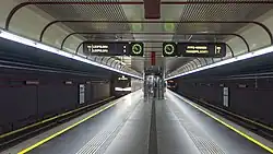 Het perron met de lift en de geleidestroken.