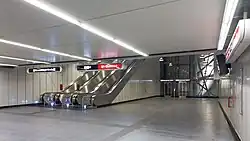 De verdeelhal tussen de perrons.