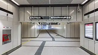 De kruising aan de westkant tussen de voetgangerstunnel onder het spoor en die naar het P&R terrein.