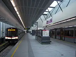 Metrostellen langs het perron.