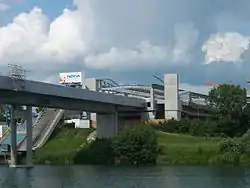 Het station vanaf de Neue Donau.