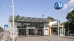 De toegang aan de pretparkzijde.