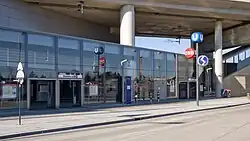 Het stationsgebouw uit 2010 aan de Kaisermühlenstraße.