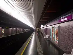 De zijperrons op het bovenste niveau