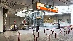 De toegang in de winkelpassage