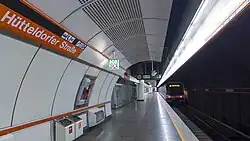 Het perron gezien uit het westen.