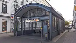 De ingang bovenaan de roltrapgroep in de Benedikt-Schellinger-Gasse