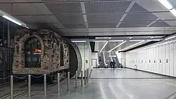 De gang tussen kelder en roltrapgroep, links Tele-Archäologie, rechts de portrettengalerij