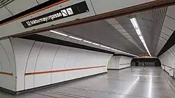 De westelijke toegang tot de perrons