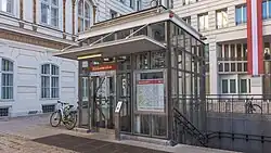 De toegang op de Minoritenplatz.