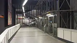 De liften met trappenhuis aan de oostkant.