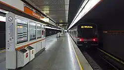 Ondergronds, een metrostel reeks V op weg naar het westen.