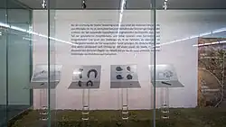 De vitrine met de archeologische vondsten.