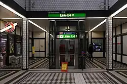 De lift van de U4 in de reizigerstunnel.