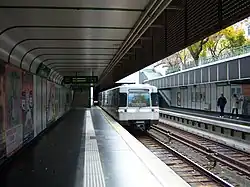 Metrostel type U in het station.