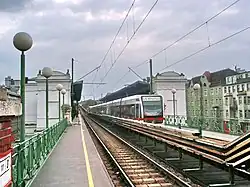 Een metrostel opweg naar het zuiden in Alser Straße.