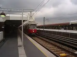 Een sneltram in het station.