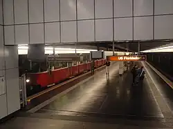 Een tram van de Stadtbahn langs het perron.
