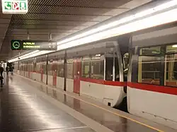 Een metrostel langs het perron.
