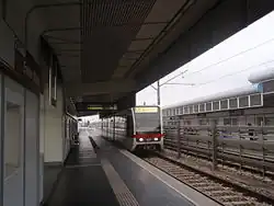 Een metrostel type T opweg naar het zuiden.