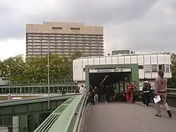 De voetgangersbrug tussen de Gürtel en het ziekenhuis die tevens dient als stationstoegang