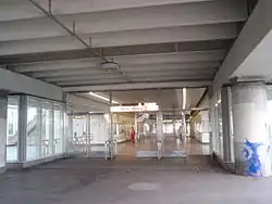 De stationshal onder de sporen.