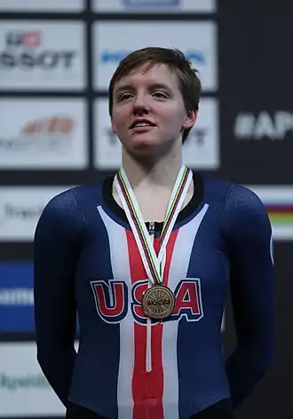 Kelly Catlin op het podium van het WK baanwielrennen 2018.