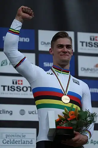 Glaetzer in de regenboogtrui na zijn overwinning op de sprint tijdens de Wereldkampioenschappen baanwielrennen 2018.