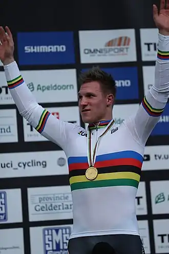 Hoogland in de regenboogtrui na zijn overwinning op de 1 km-tijdrit tijdens de Wereldkampioenschappen baanwielrennen 2018.