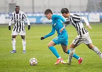 Miretti in actie voor Juventus U19 (links)