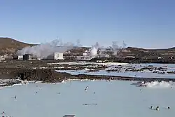 Blue lagoon op de voorgrond; de centrale erachter.